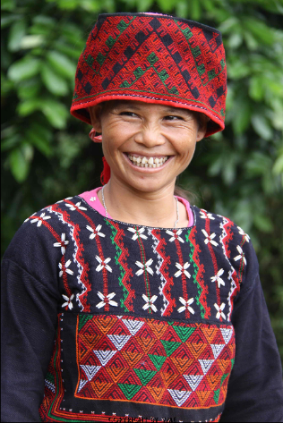 TRANG PHỤC TRUYỀN THỐNG CỦA PHỤ NỮ XÁ PHÓ ai, 2011)